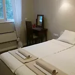 Downtown Garden Nest דירה *