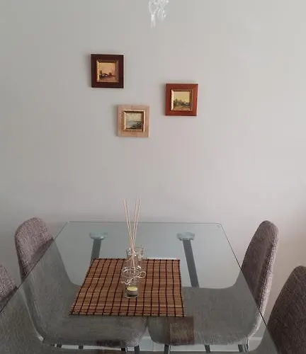 Downtown Garden Nest דירה *